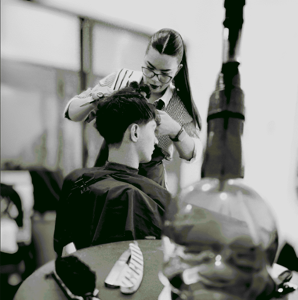 Liz cortando cabello